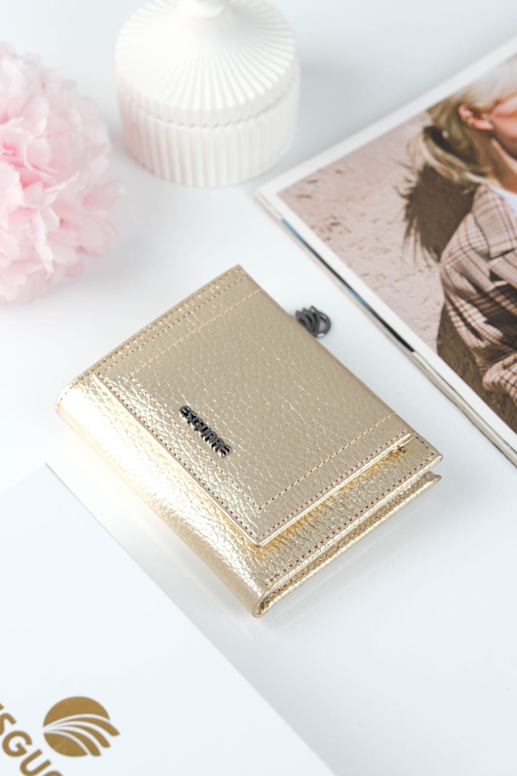 Deri kenarı parlatan zanaatkar